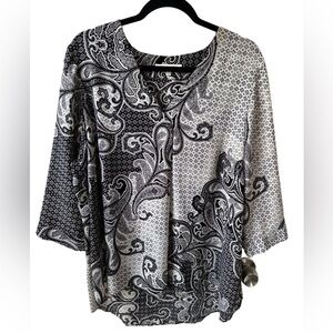 Rose & Olive Black and White Asymmetrical 3/4 Sleeve Blouse